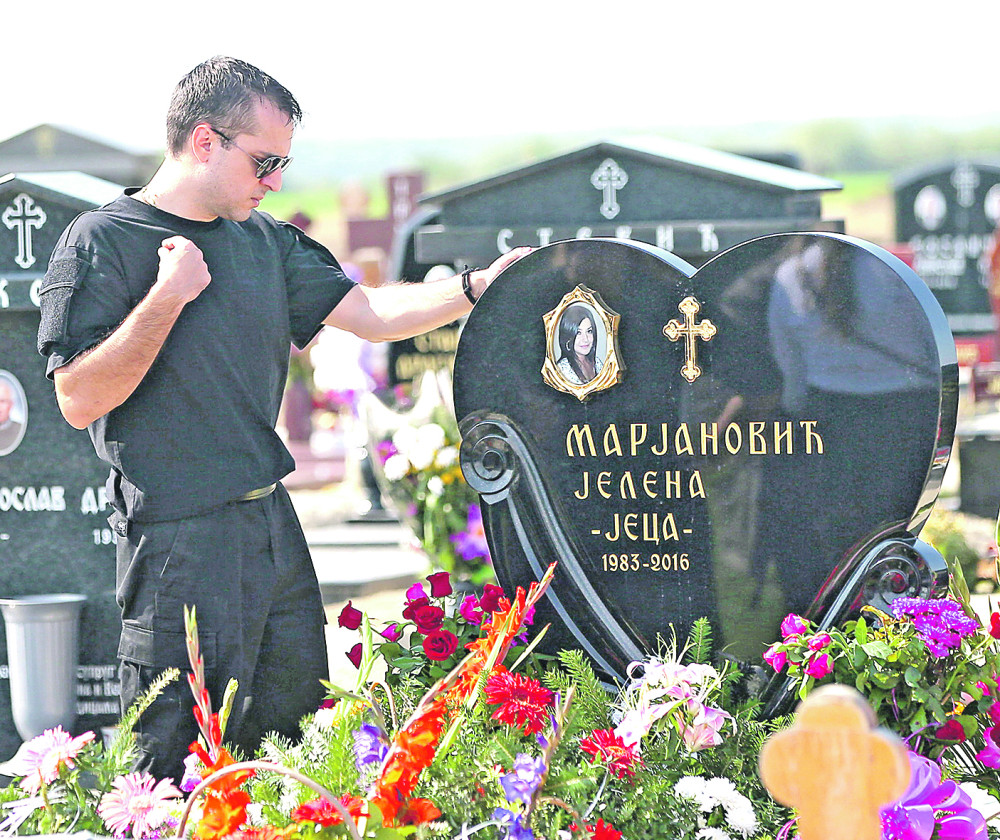 Neće u kapelu da Jeleni upali sveću!