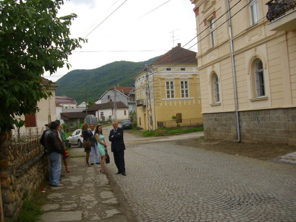 Nasrnuo satarom na policiju!