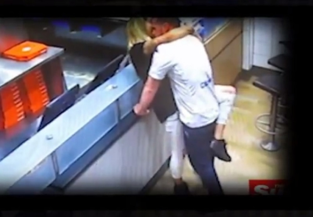 Čekali su picu u redu, a onda su počeli da se seksaju! (VIDEO)