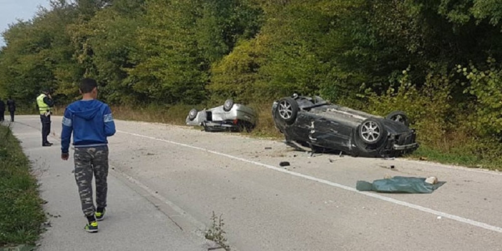 Od siline udarca automobili se prevrnuli na krov!