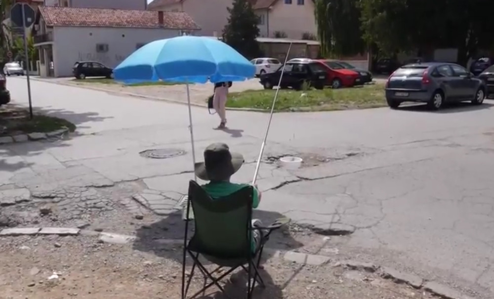 Pecaju u udarnoj rupi u Nišu!