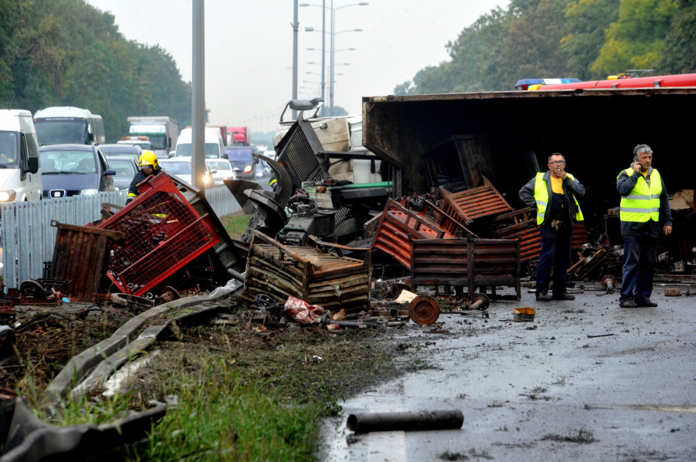 Vozača šlepera vadili vatrogasci iz olupine! (FOTO GALERIJA)