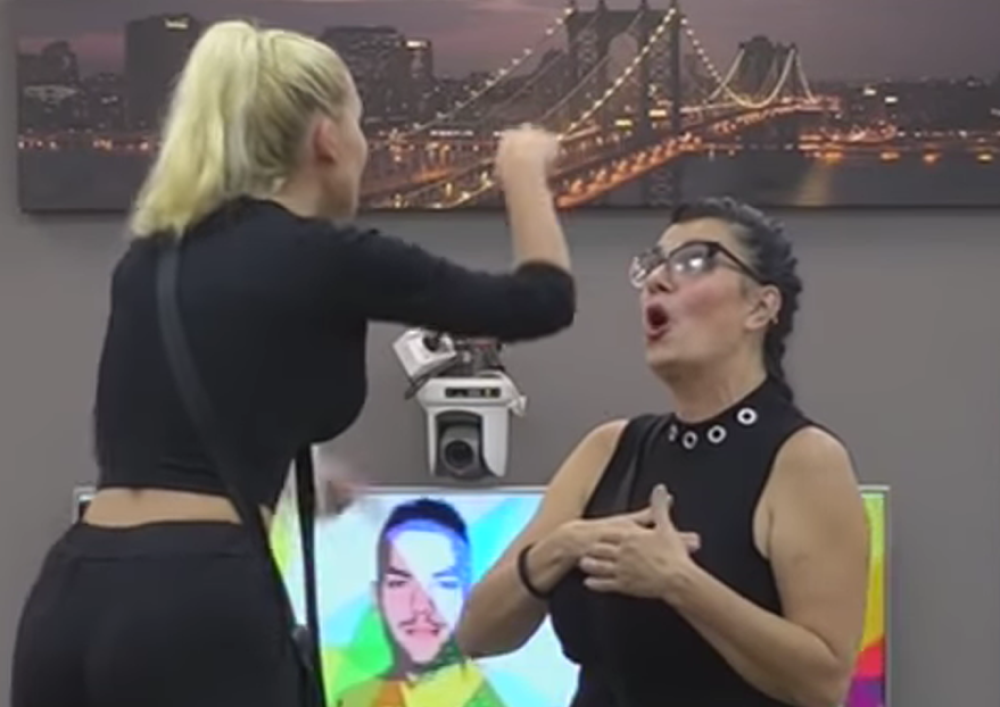 Popela se na sto i napala Sašku (VIDEO)
