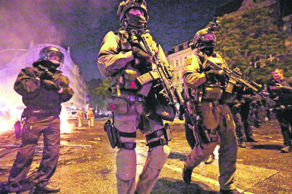 Policija spremna, dobrodošlica s prstom na obaraču!