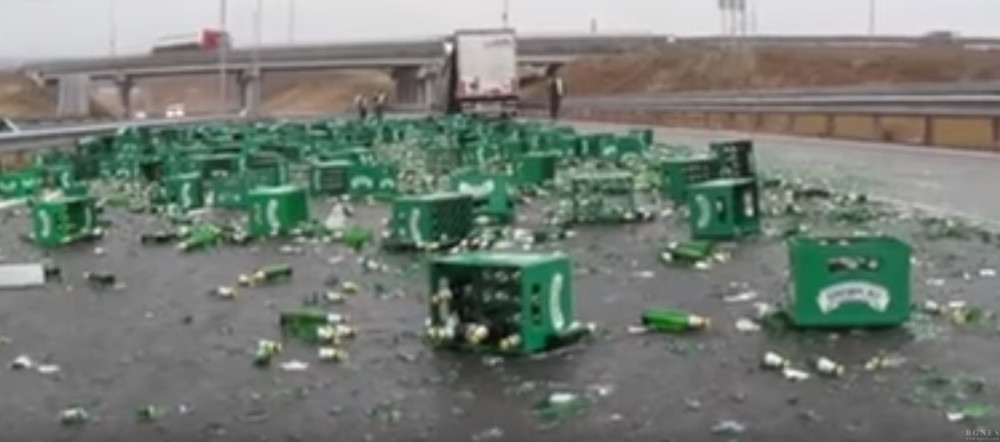 Iz kamiona ispalo 200 gajbi piva! (VIDEO)
