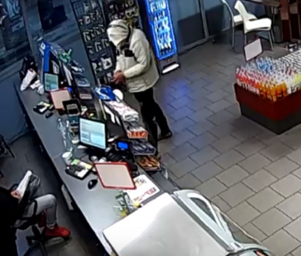 Pokušao da opljačka pumpu, prodavac ga iskulirao i opasno izblamirao! (VIDEO)