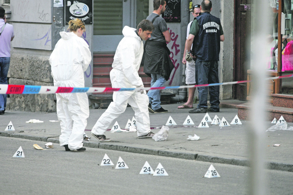 Narod u šoku posmatrao dete kako pada, Hitna i policija zatekli stravičnu scenu na betonu!