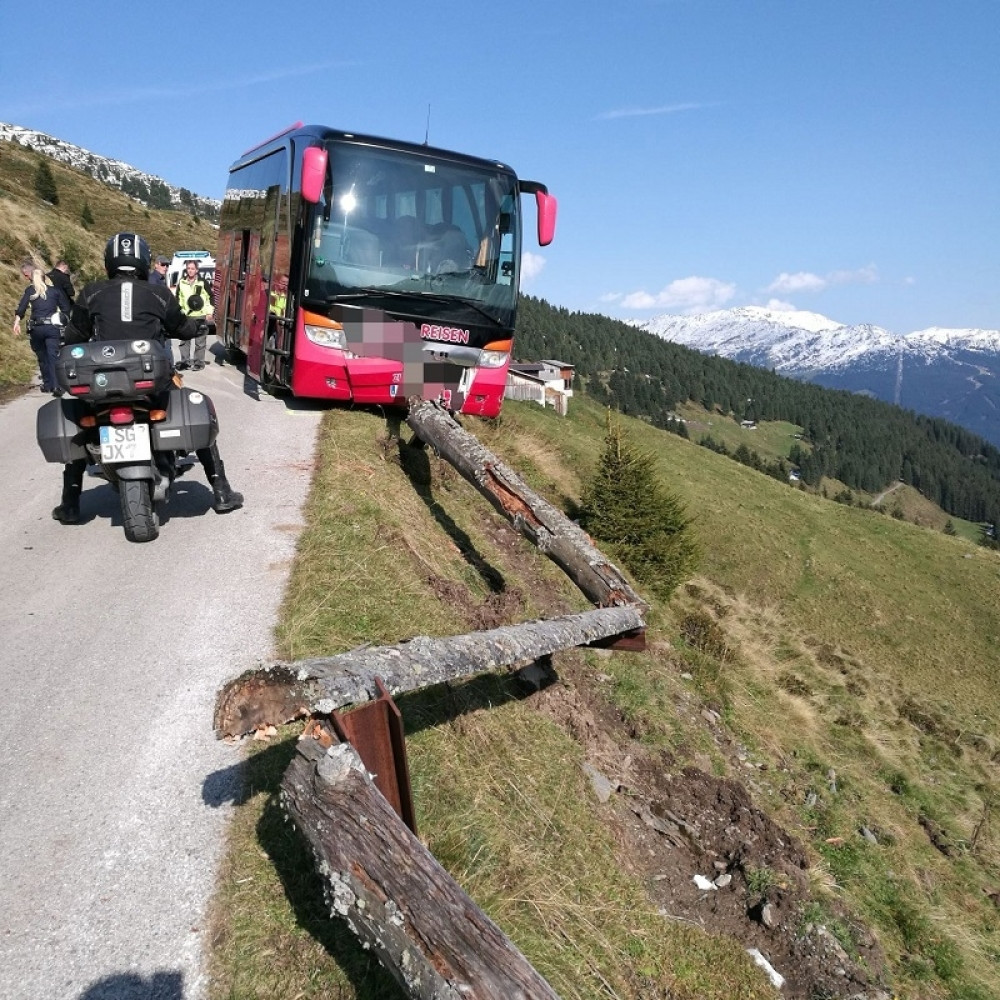 Onesvestio se vozač autobusa, putnik ih spasao sigurne smrti! (FOTO)
