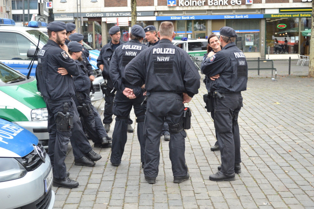 Jojić prošao kroz kordon policije! (FOTO)