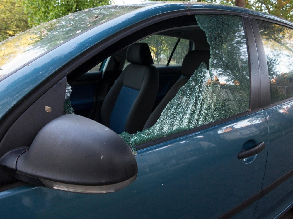 Porazbijana stakla na desetak automobila u Kragujevcu