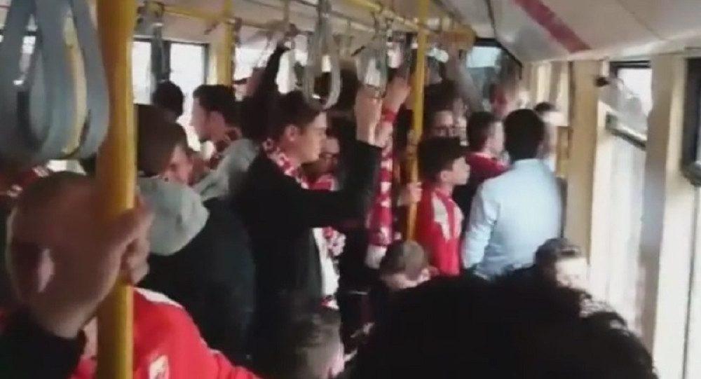 Može i ovako: Navijači Kelna i Zvezde se zajedno vozili tramvajem (VIDEO)