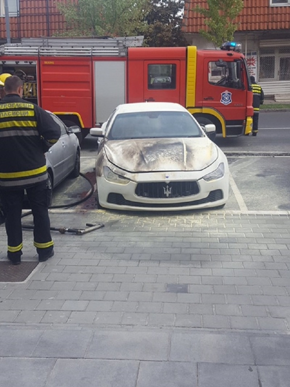 Soraji ponovo zapalili auto! (FOTO + VIDEO)