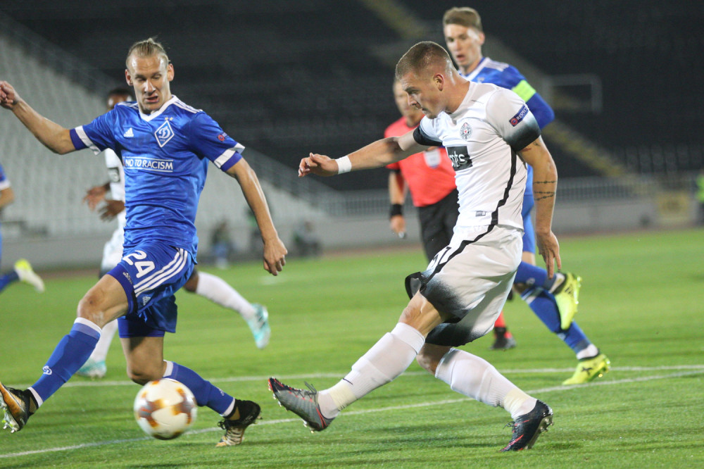 Vida sav u krvi napustio teren