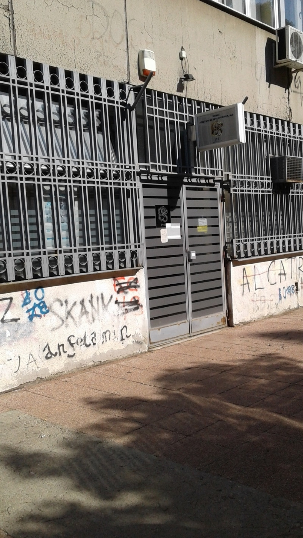 Maskirani napadači uleteli u banku!