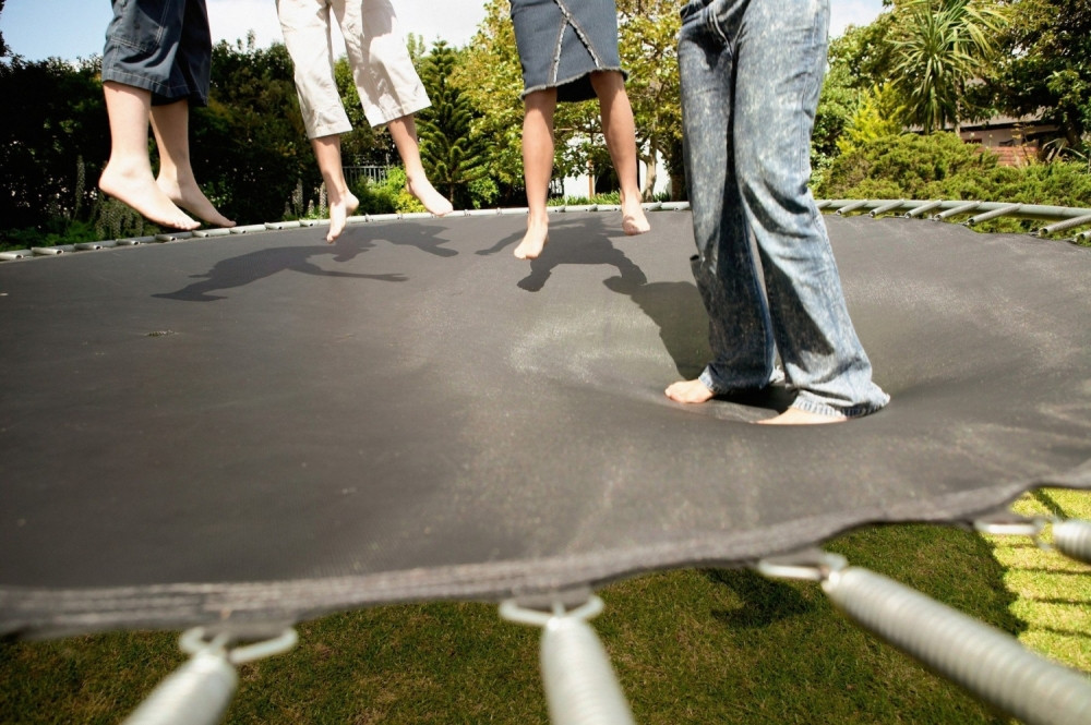 Dečak umro dok je skakao na trampolini!