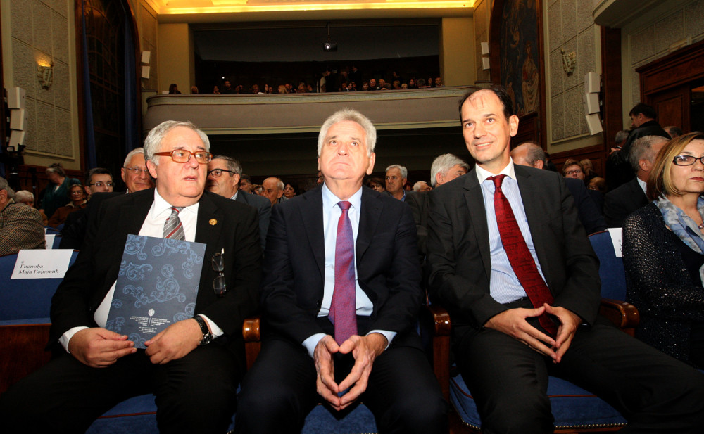 Irinej ispalio Tomu!