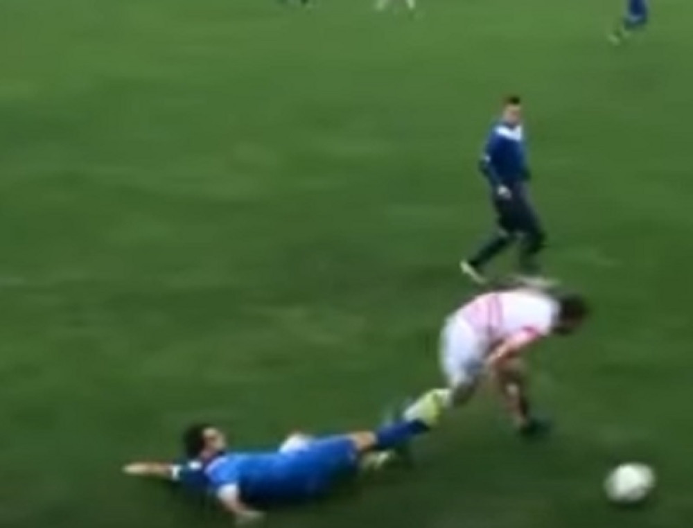 Fudbaler ostao bez testisa nasred terena (UZNEMIRUJUĆI VIDEO)