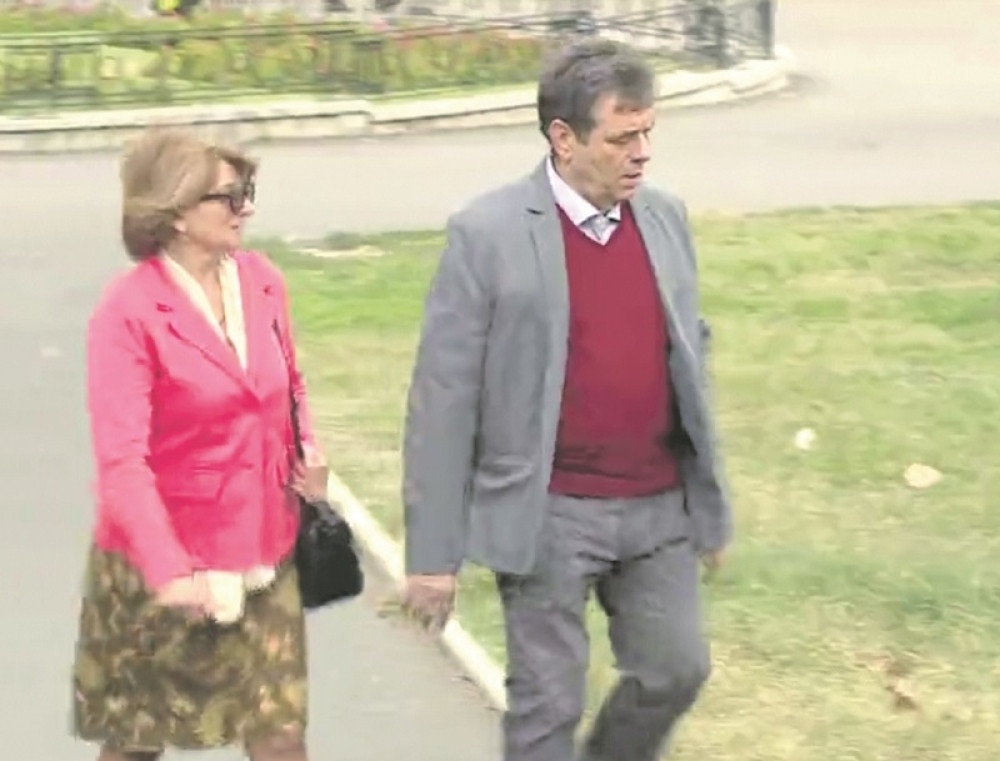 Koštunica prošetao ženu Beogradom!