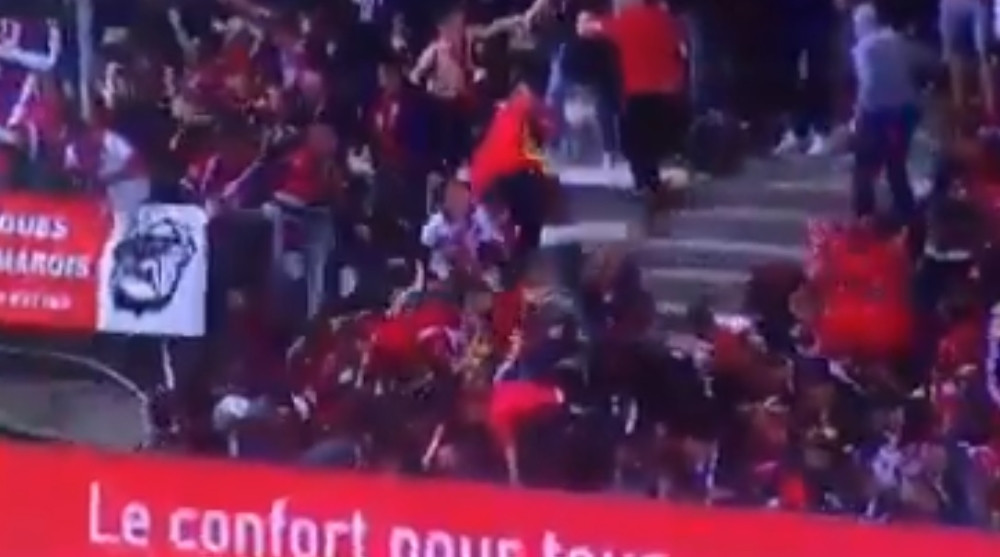 Pukla tribina, povređene desetine navijača! (VIDEO)