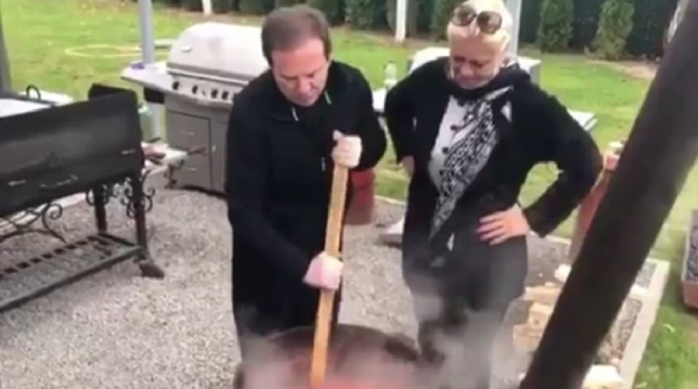 Bogoljub se bacio na pravljenje ajvara (VIDEO)