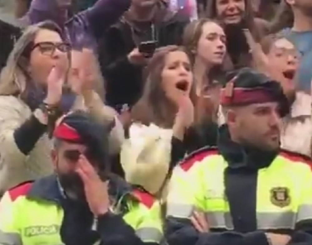 Katalonski policajci plakali zbog premlaćivanja građana (VIDEO)
