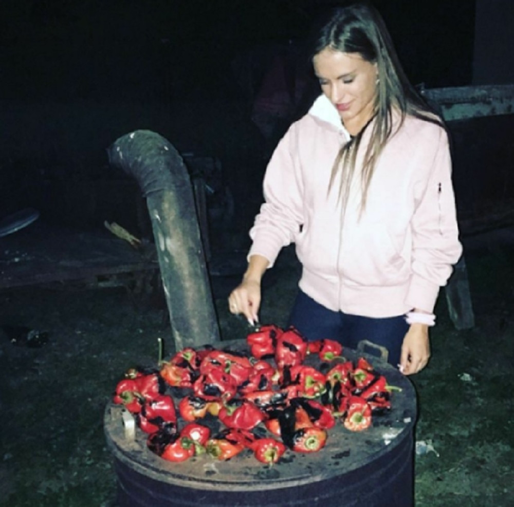 Naša najlepša političarka peče paprike! (FOTO)
