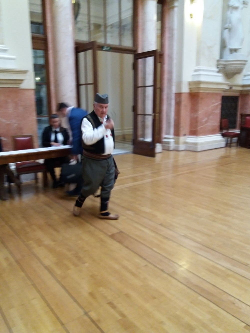 Poslanici u klupama, Ševarlić tradicionalno u narodnoj nošnji (FOTO)