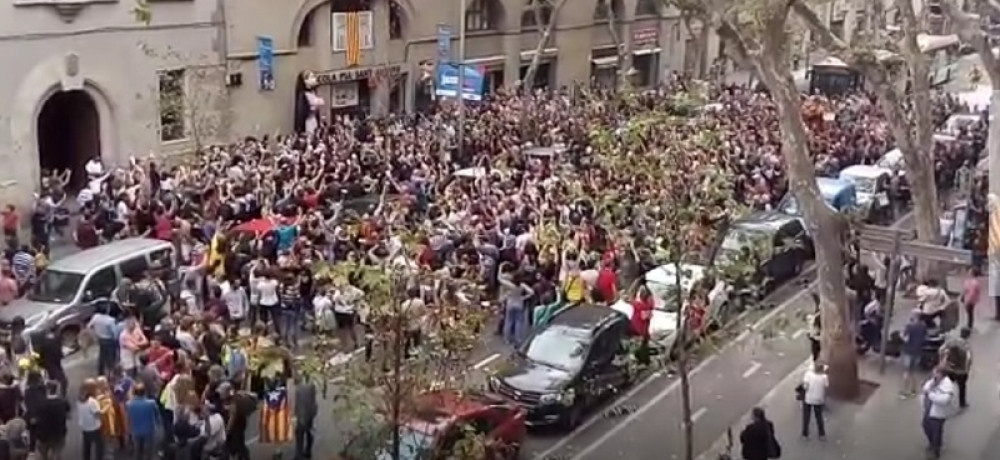 Građani protestuju i slušaju Džona Lenona! (VIDEO)