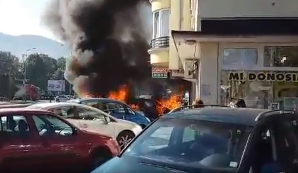 Haos u gradu, automobili u plamenu, ima povređenih (FOTO)