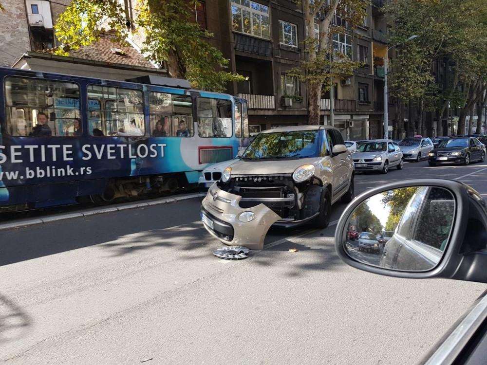 Kolima udario motociklistu, zastoj u saobraćaju