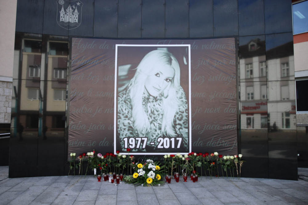 Oglasio se suprug pokojne Done Ares! Srce će vam pući kada vidite šta je poručio!