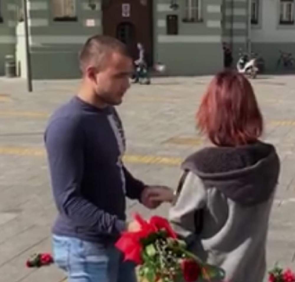 Zrenjaninac zaprosio devojku nasred ulice (VIDEO)