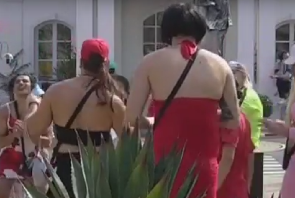 Đekson se prerušio u ženu, a onda mu je ponos izvirio iz haljine! (VIDEO)