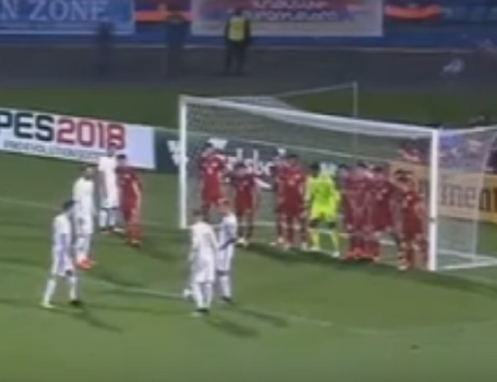 Levandovski nadmudrio svih 11 igrača u živom zidu (VIDEO)