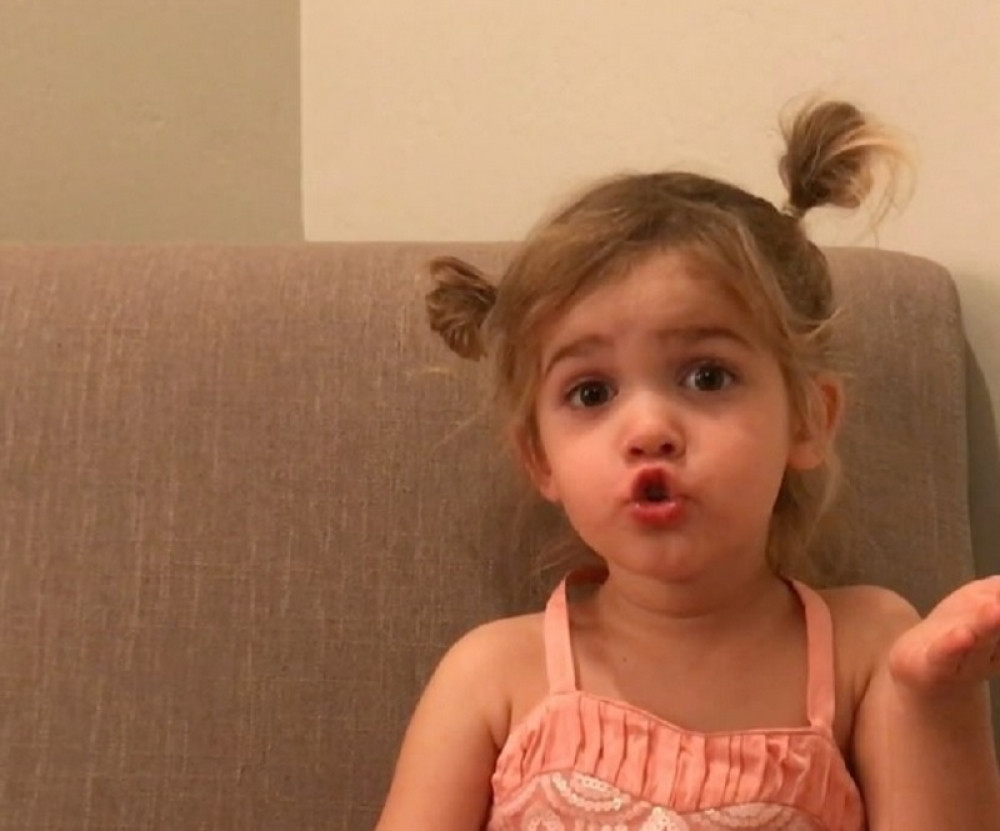 Ima dve godine i njeni "problemi" su hit na internetu