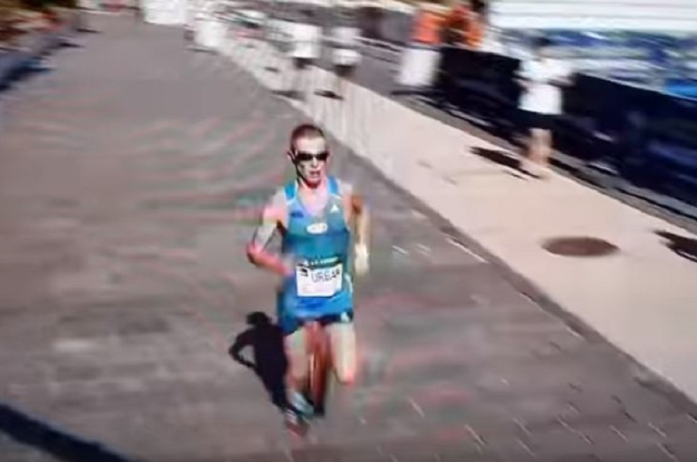 Dok je trčao maraton ispala mu "alatka" (VIDEO)