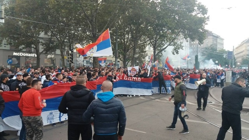 Hiljade Srba krenulo ka stadionu (VIDEO)