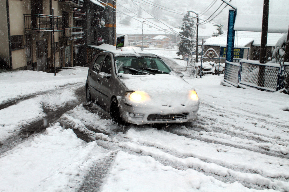 Ima leda na putevima, evo na šta još da obratite pažnju!