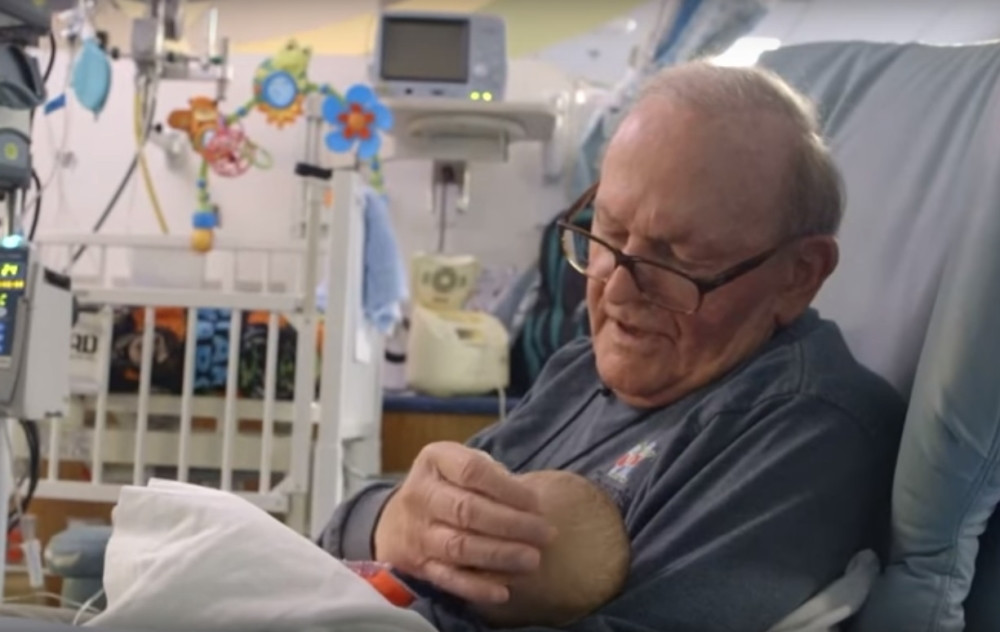 Ovaj deka ima srce veće od svemira! (VIDEO)