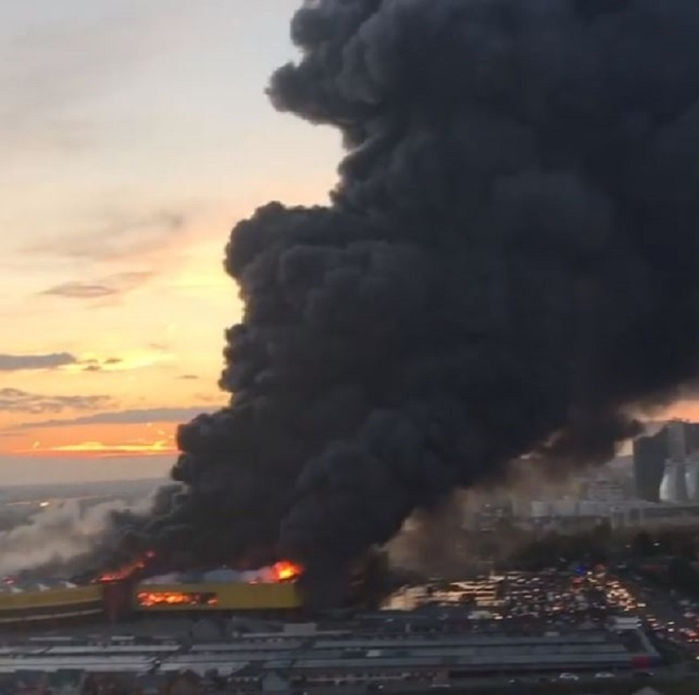 Vatra guta robnu kuću, eksplodiralo i nekoliko vozila! (VIDEO+FOTO)
