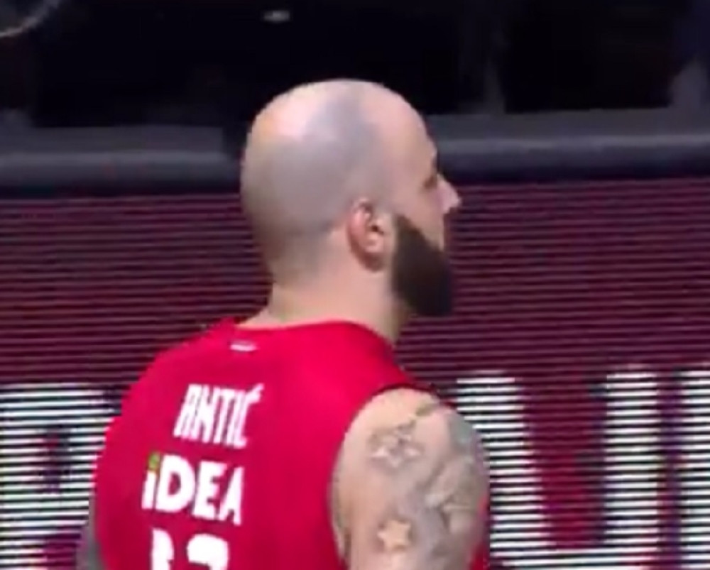 Navijač prozvao Antića, pa dobio brutalan odgovor (FOTO)