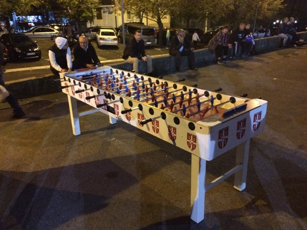 Navijači pikaju stoni fudbal i testiraju preciznost (FOTO i VIDEO)