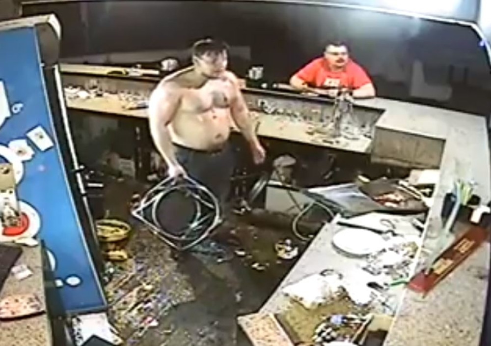 Napalo ga je 10 osoba sa stolicama i flašama, a on ih je sve prebio (VIDEO)