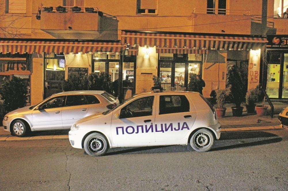 Mladić upucan pred devojkom!