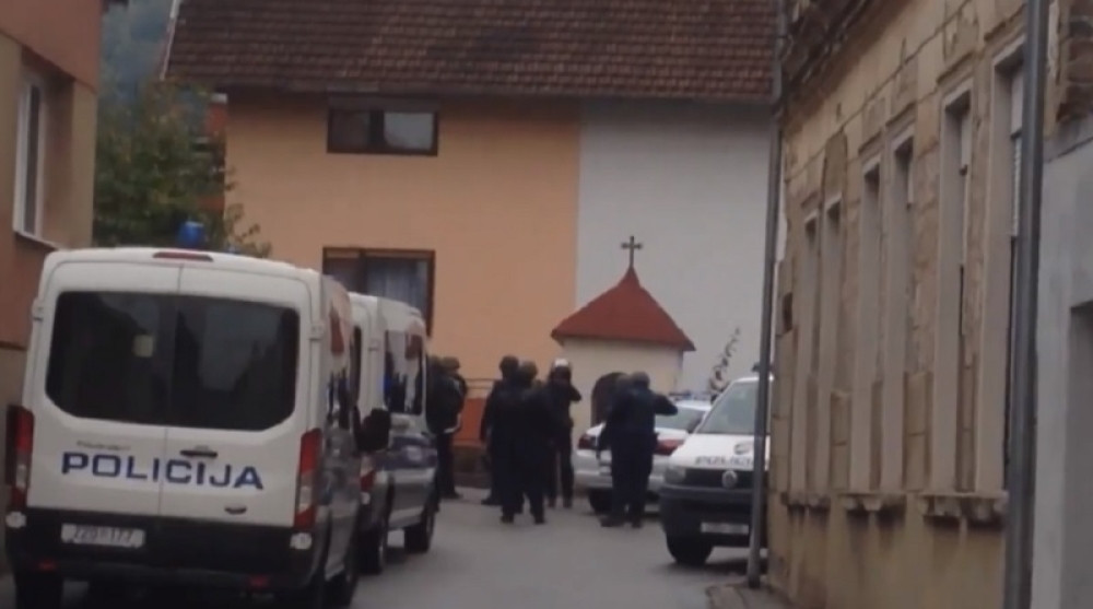 Komšije držao kao taoce, specijalci ga uhapsili (VIDEO)