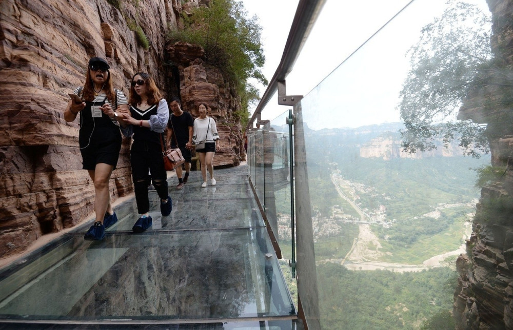 Pukao stakleni most turistima pod nogama