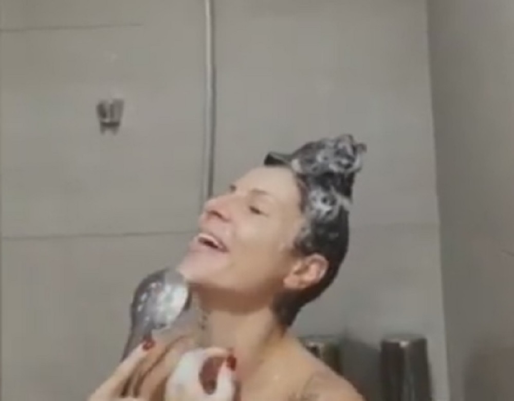 Mia Borisavljević potpuno gola ispod tuša! (VIDEO)