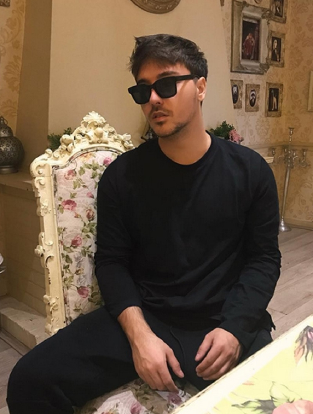 Milan se slikao go, a svi su obratili pažnju na osobu do njega