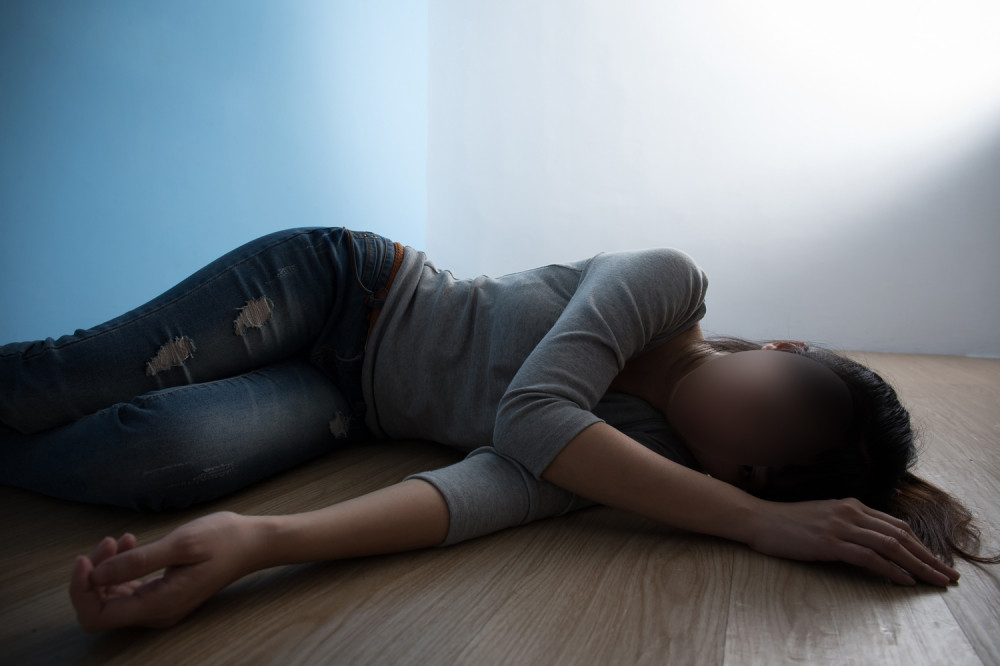 Evo kakav MAJMUN moraš da budeš, pa da udariš DEVOJČICU pesnicom u lice! (UZNEMIRUJUĆ VIDEO)