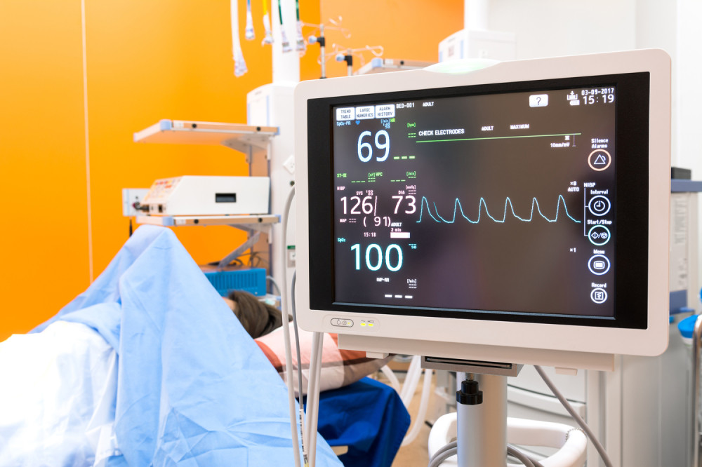 Metak pogodio ženu u glavu